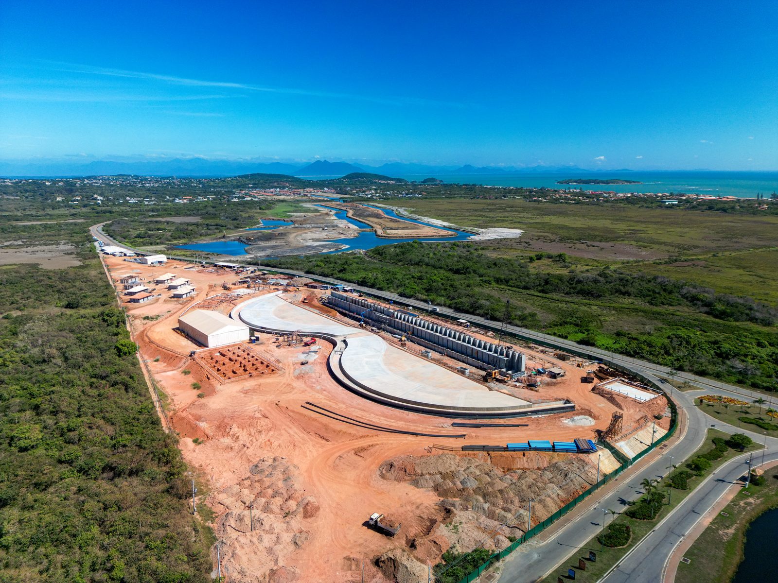 Piscina de ondas e lagoa vistas de drone