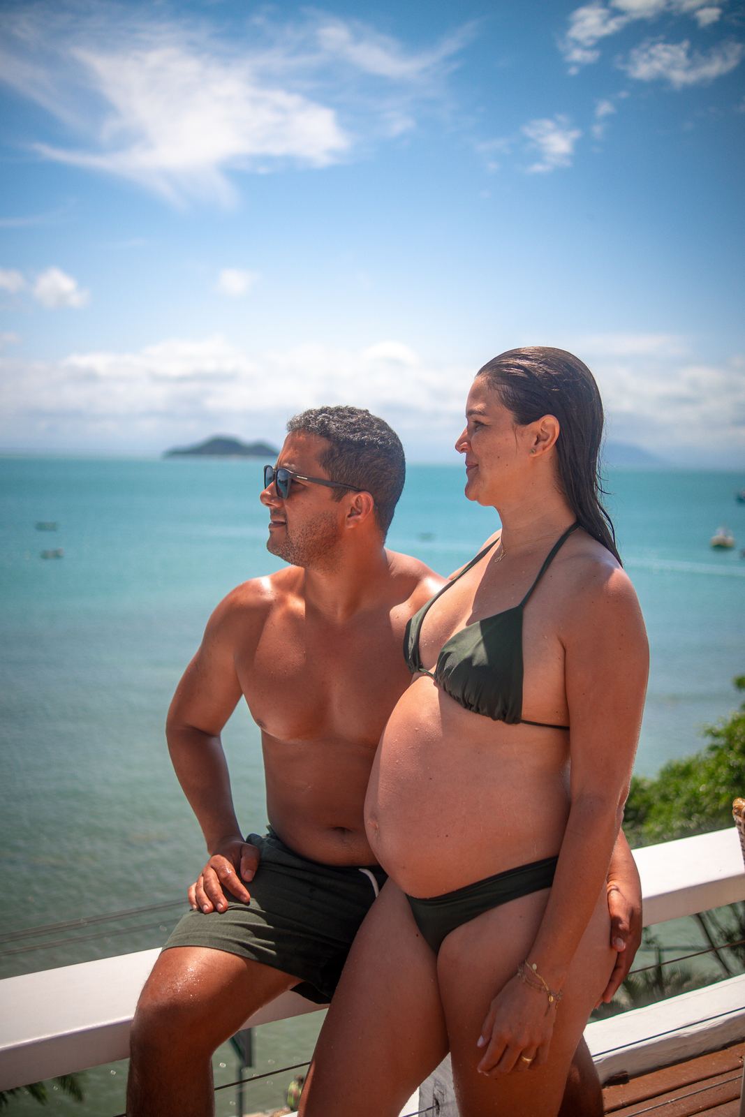 Casal em ensaio de gestante na varanda