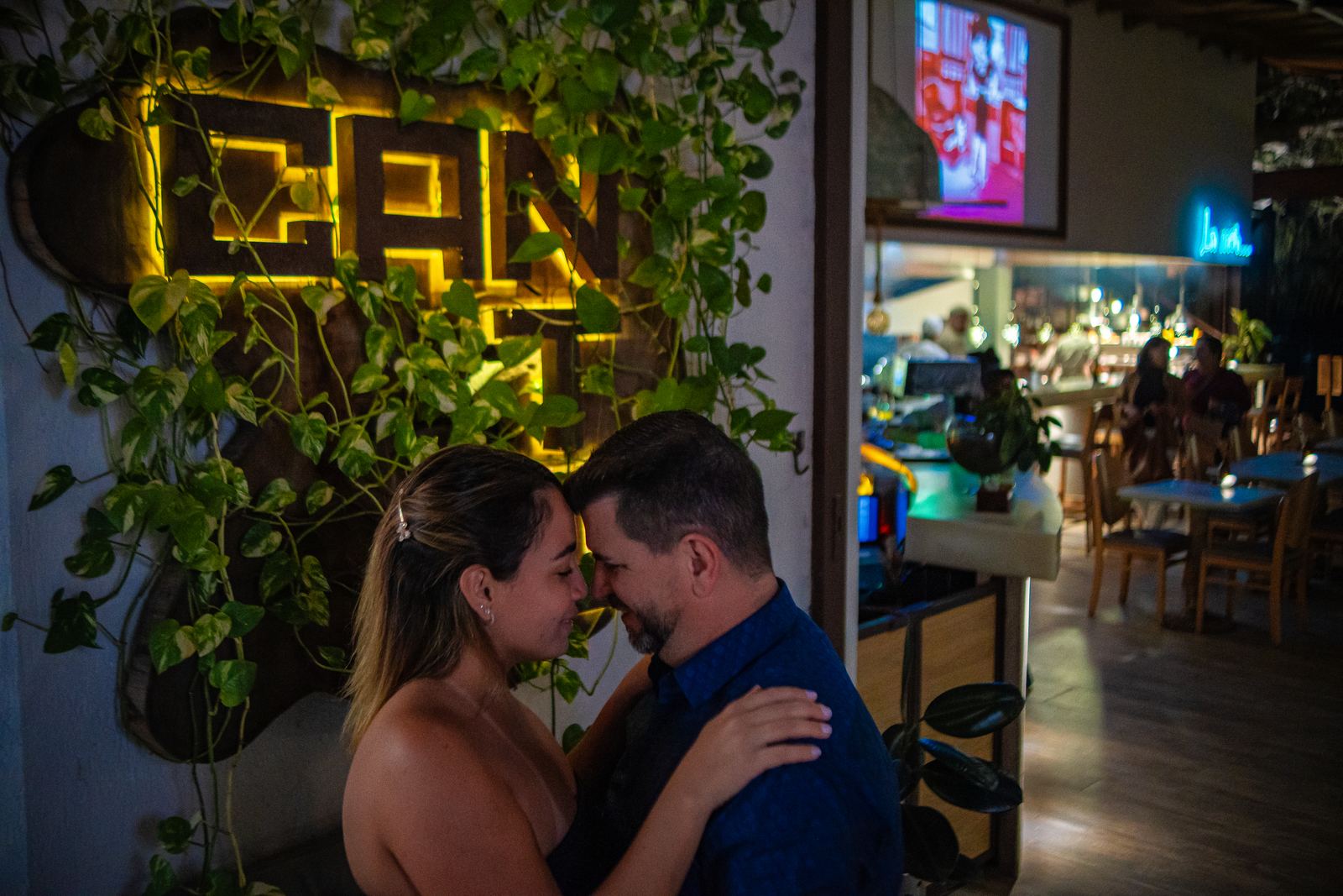 Casal abraçado em restaurante