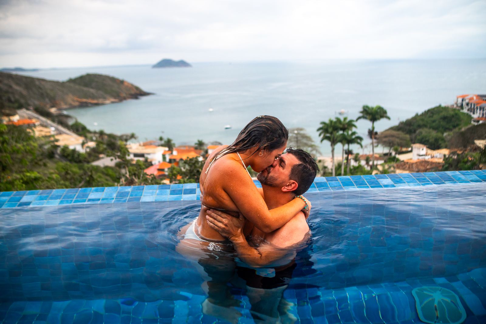 Casal na piscina de borda infinita