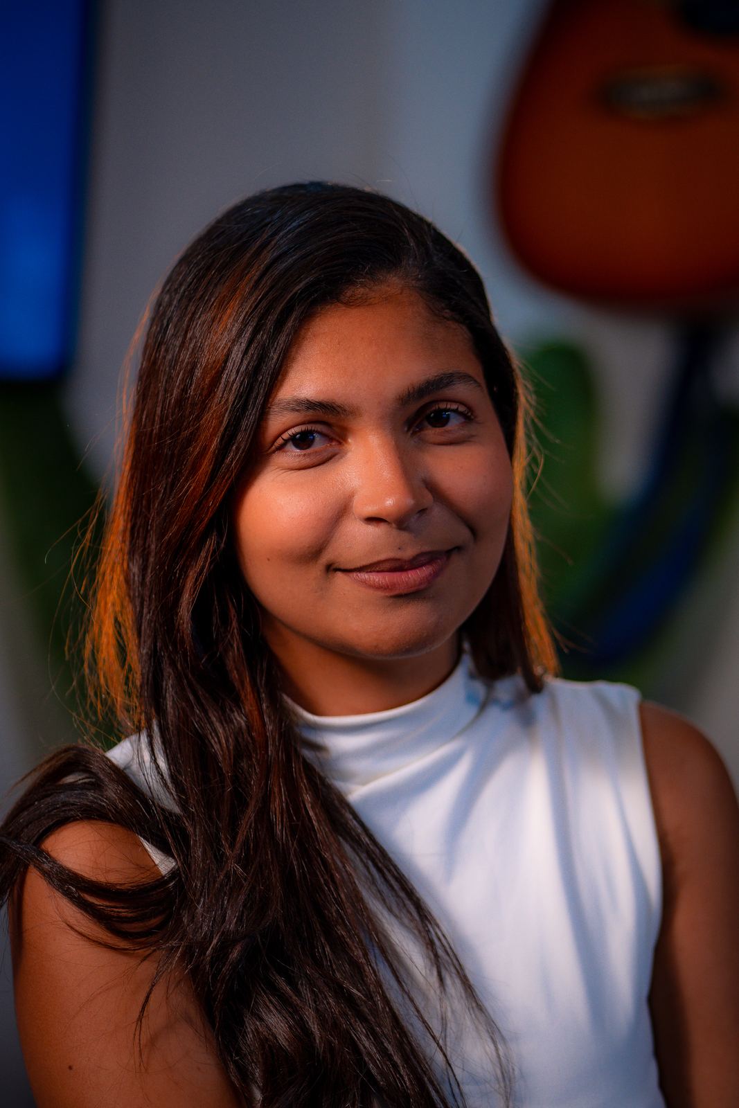 Retrato de mulher sorrindo com luz suave