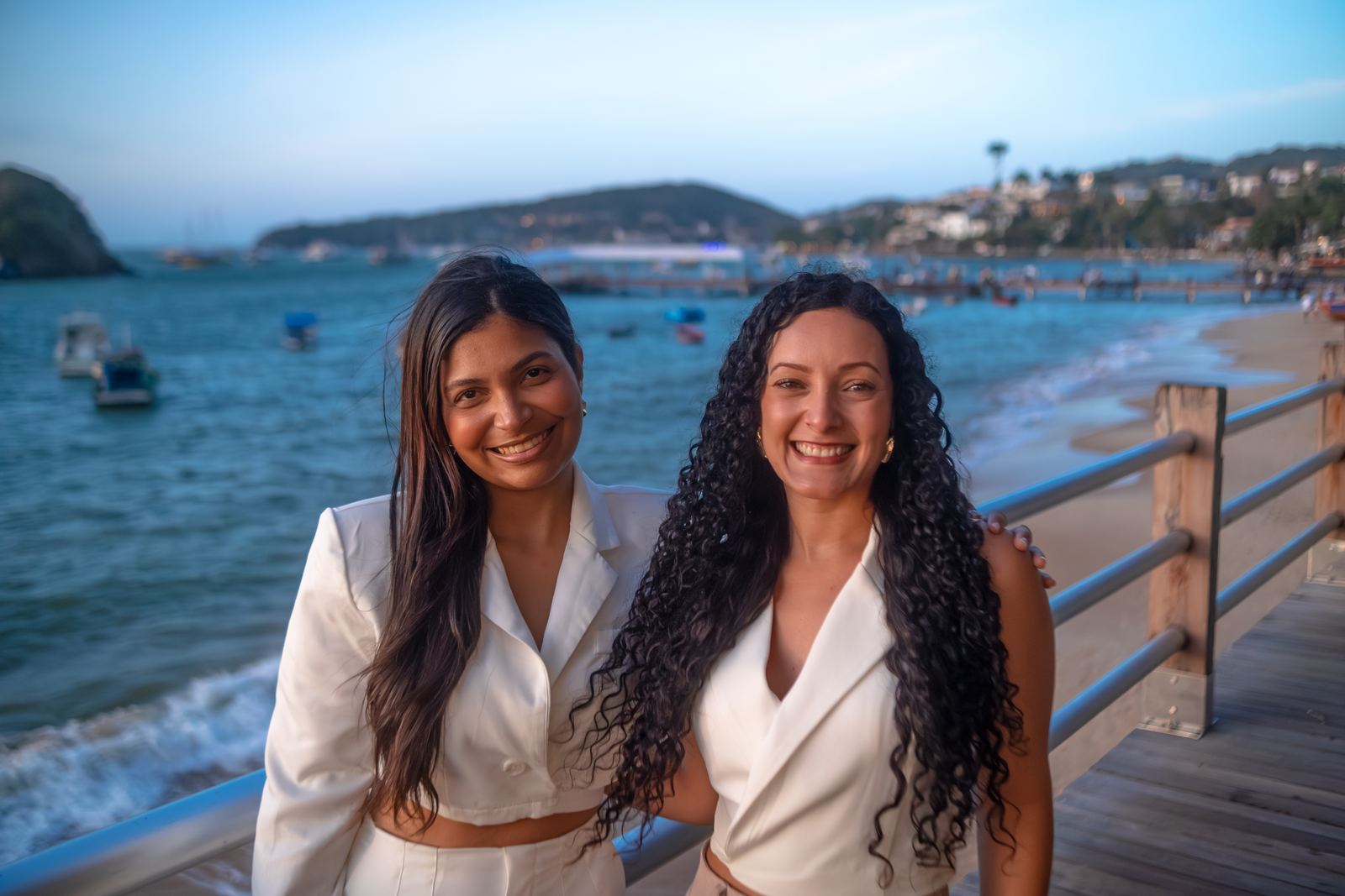 Duas sócias em ensaio à beira-mar
