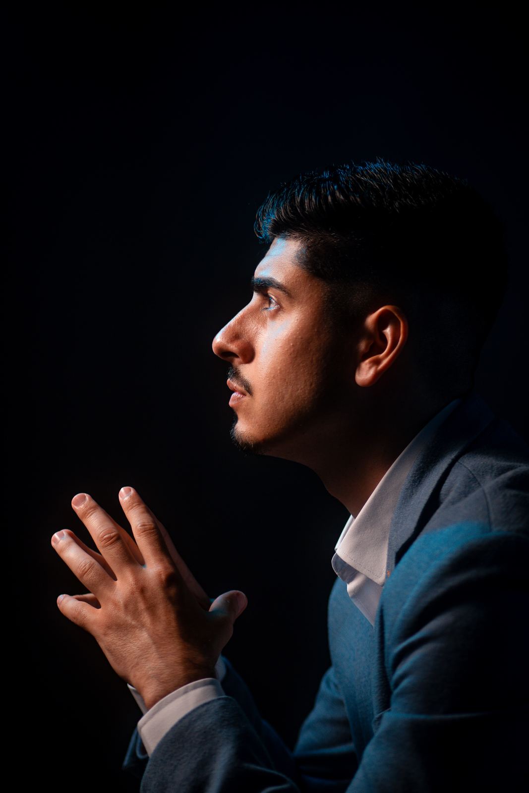 Perfil masculino em luz dramática