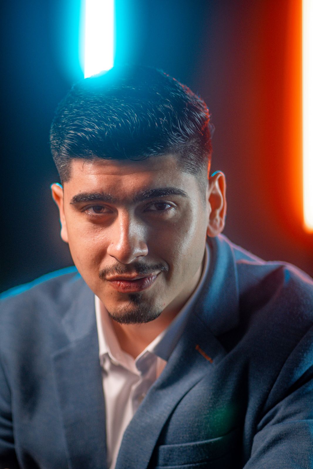 Retrato masculino com luz azul e laranja
