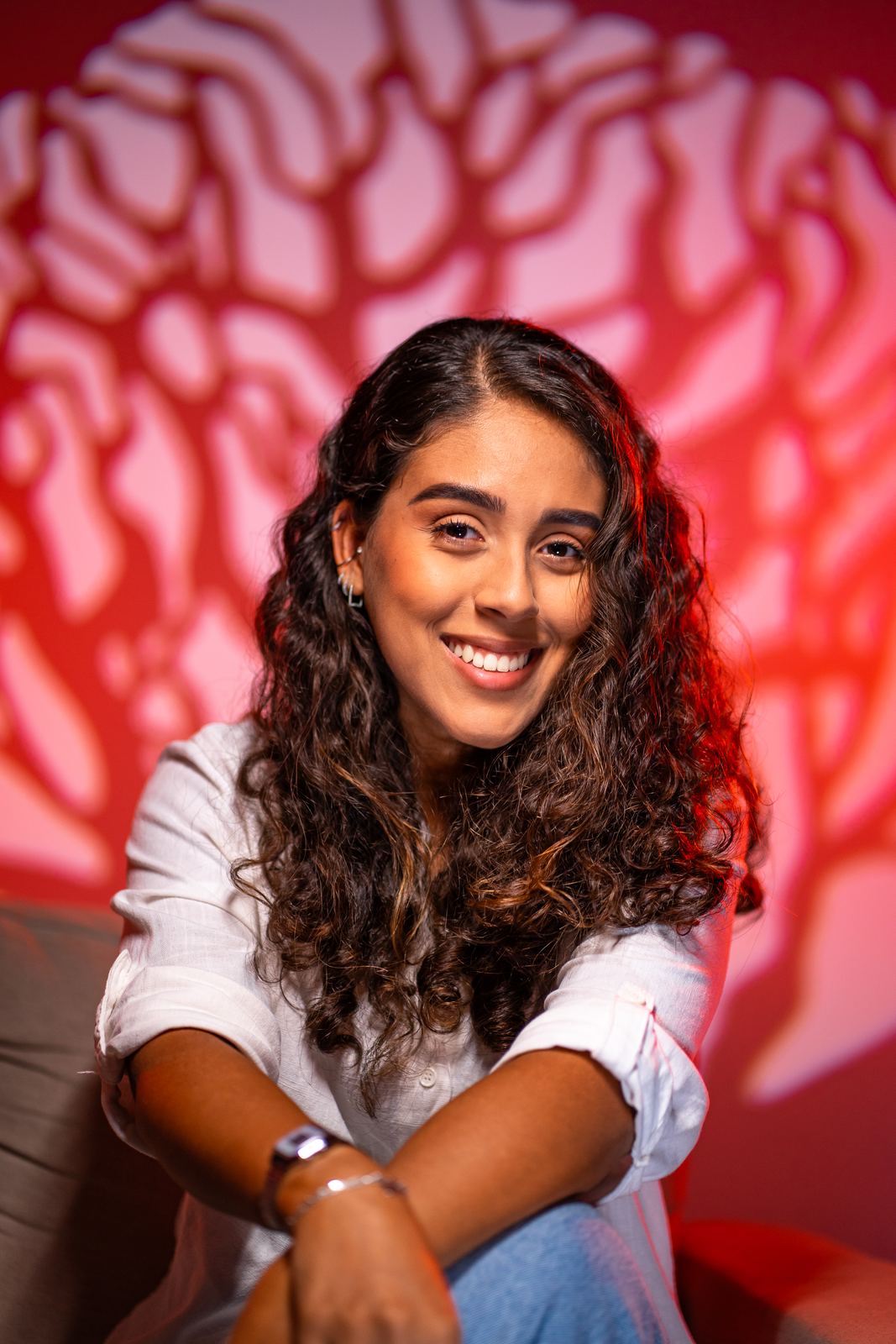 Retrato sorridente com fundo vermelho