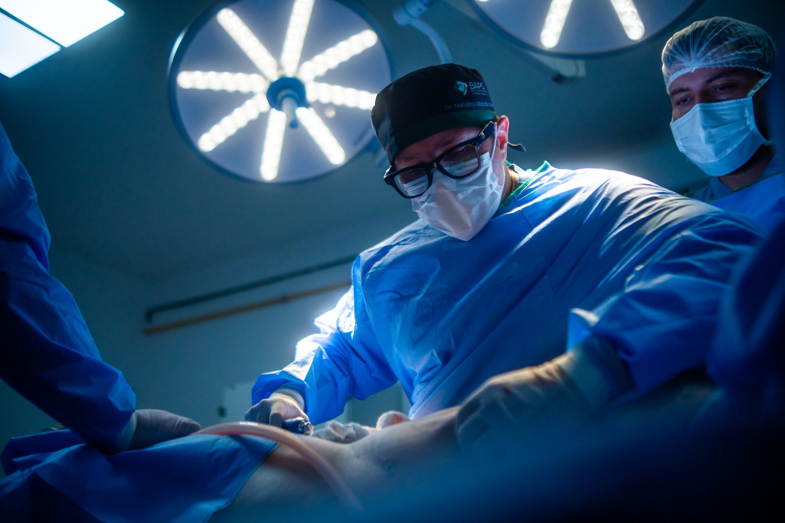 Equipe médica em cirurgia
