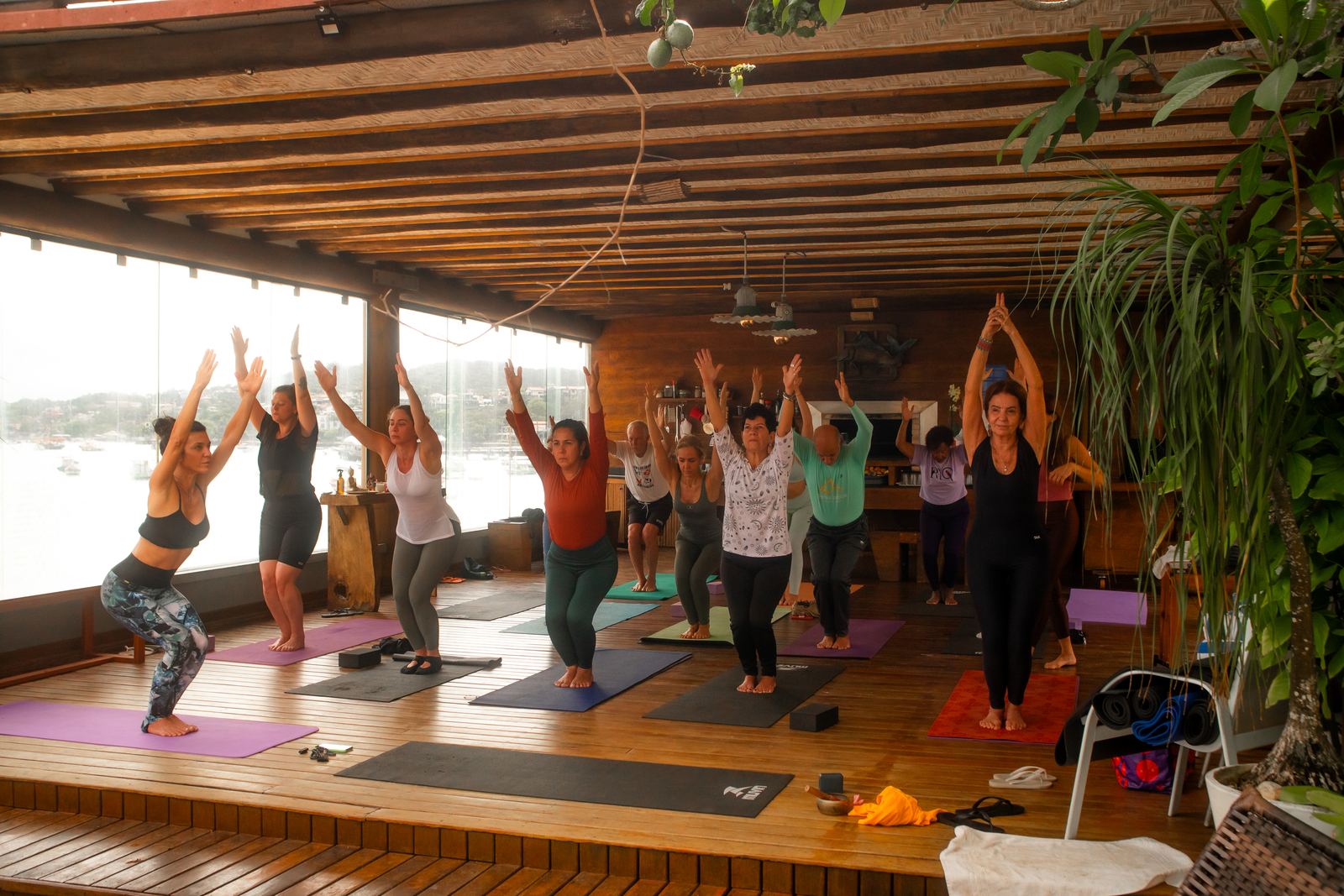 Aula de yoga em deck com vista para o mar