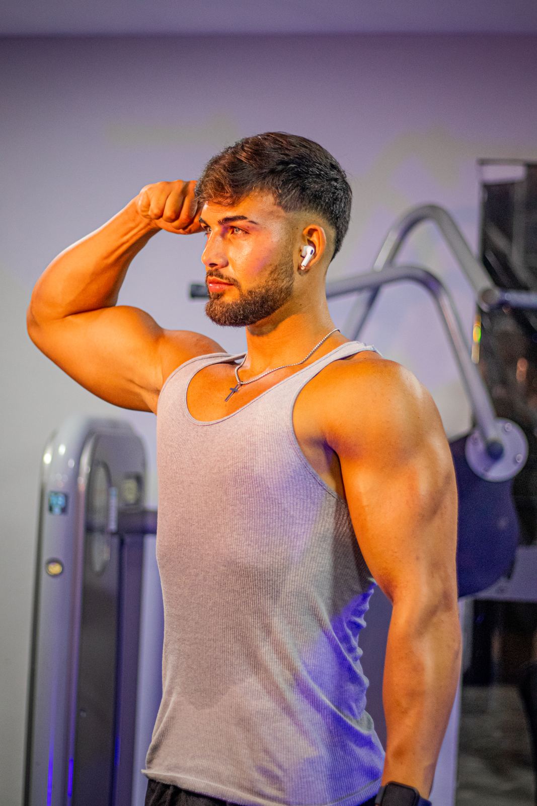 Atleta posando na academia